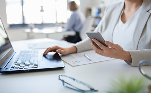 若公司注冊(cè)尋求代理服務(wù)，那么還需支付千元左右的代理服務(wù)費(fèi)用