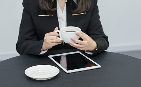 領(lǐng)取營業(yè)執(zhí)照后，需帶上營業(yè)執(zhí)照原件和法人代表身份證原件到特定單位印刻辦理備案。